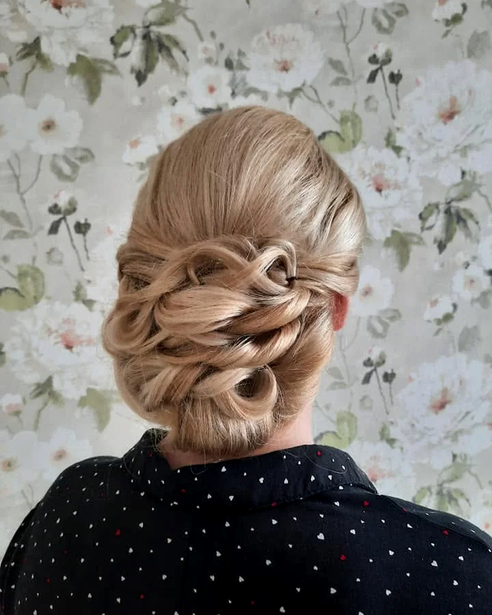Blond upięcie z dekoracyjnymi splotami