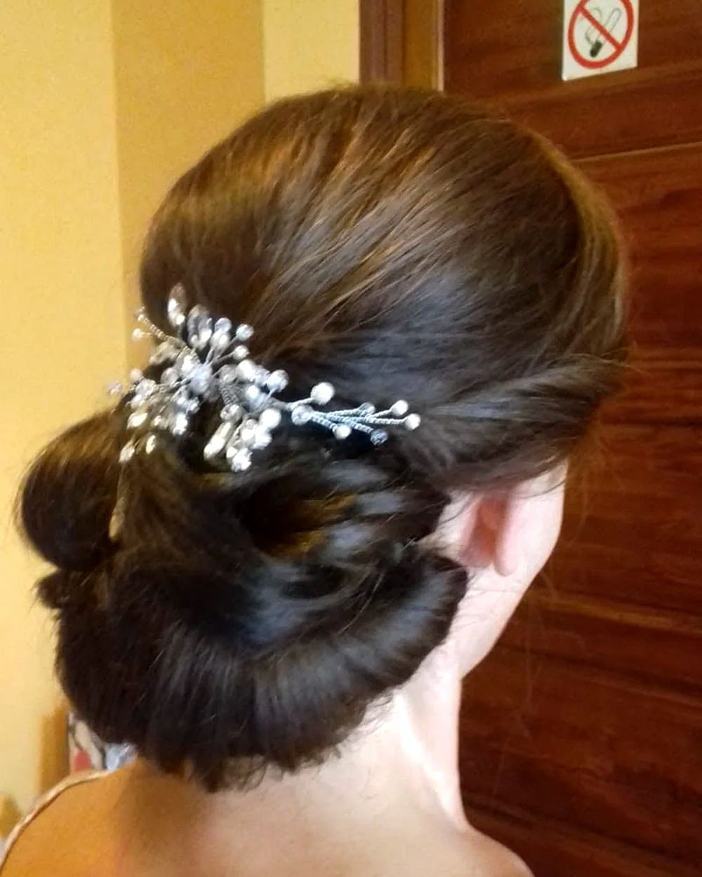Eleganckie upięcie z ozdobą