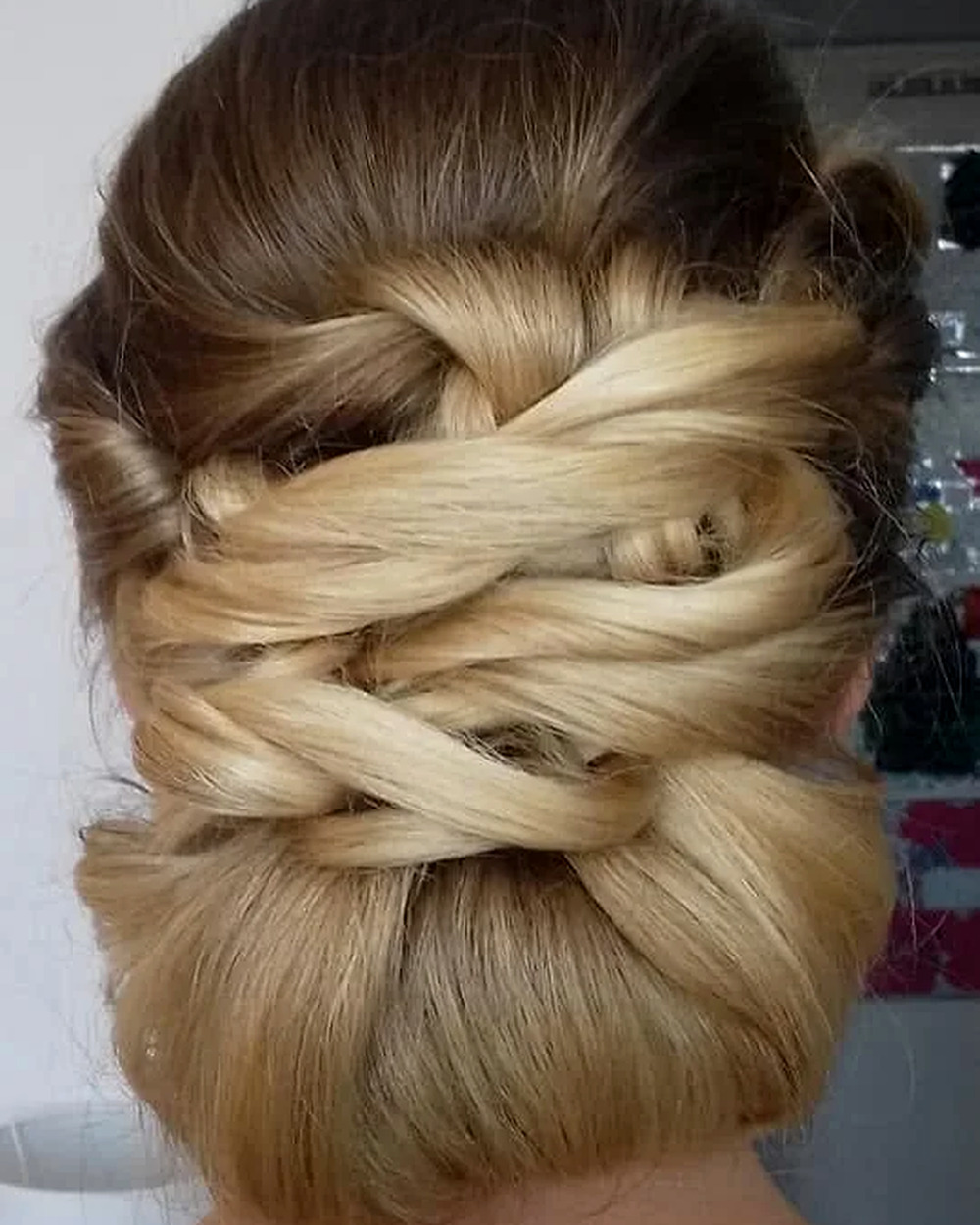 Blond fryzura ze splotem
